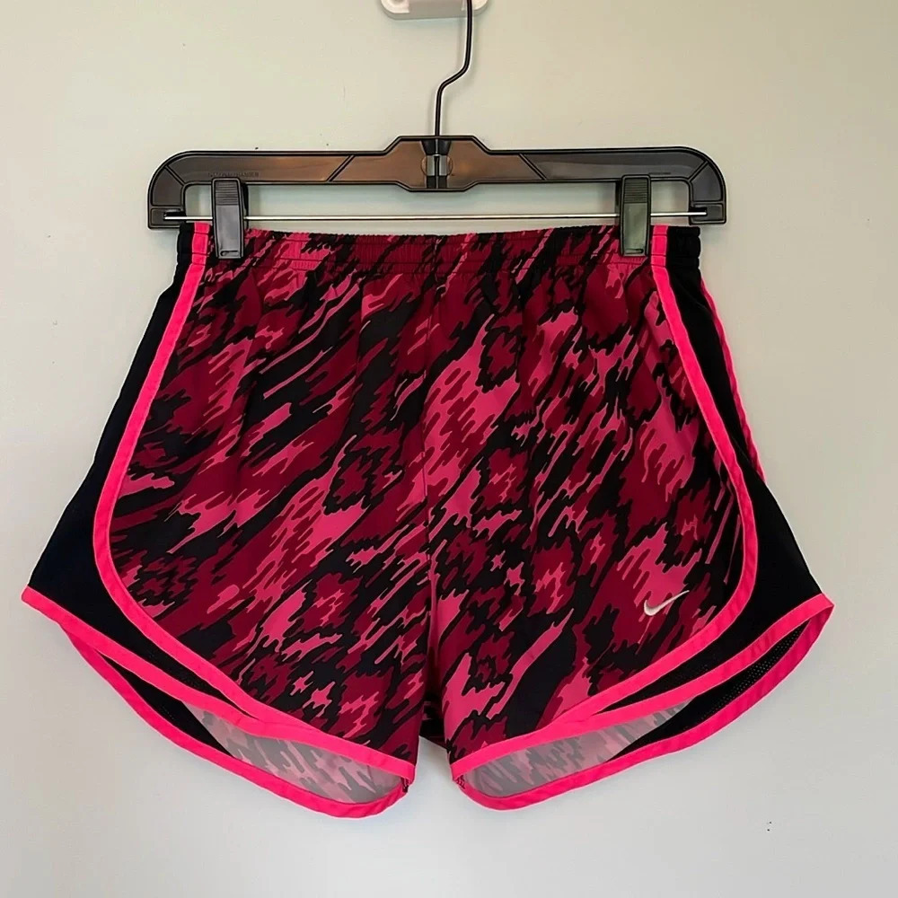 Nike Dri-Fit women’s athletic shorts size small pink and black lined